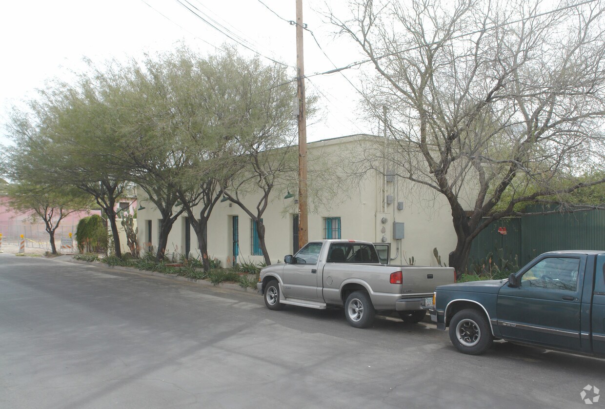 Building Photo - 558-562 S Meyer Ave