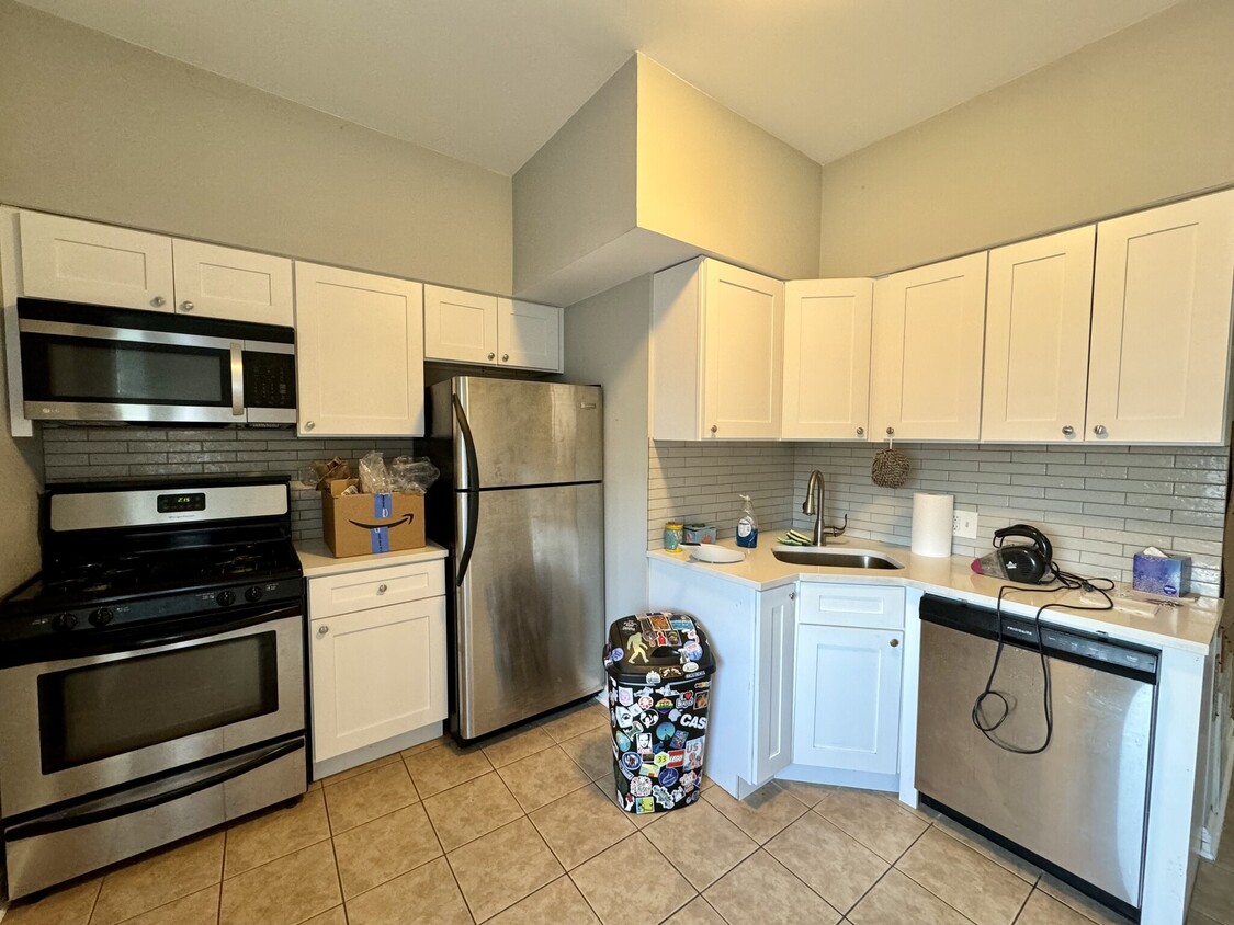 Primary Photo - 1553 W Olive Ave