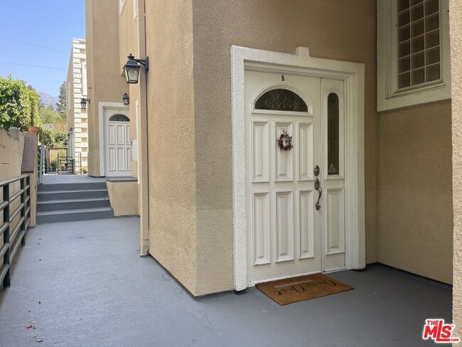 Foto del edificio - 2223 Montrose Ave