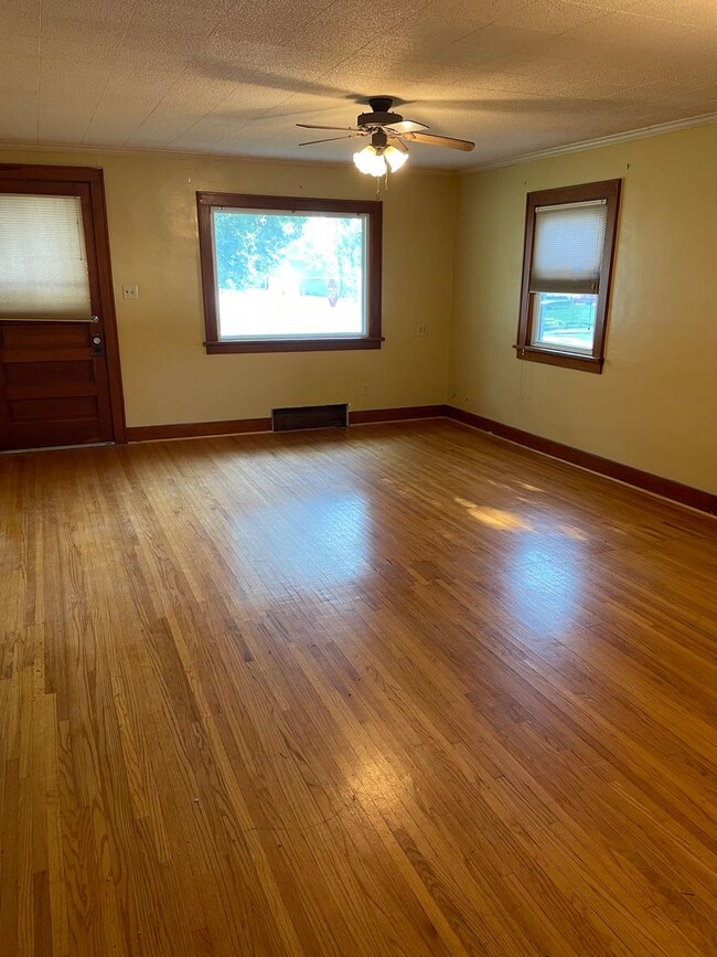 Building Photo - 3 Bedroom, 2 Bathroom Home