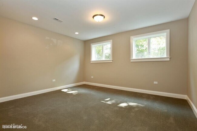 Building Photo - 4043 N Kenmore Ave