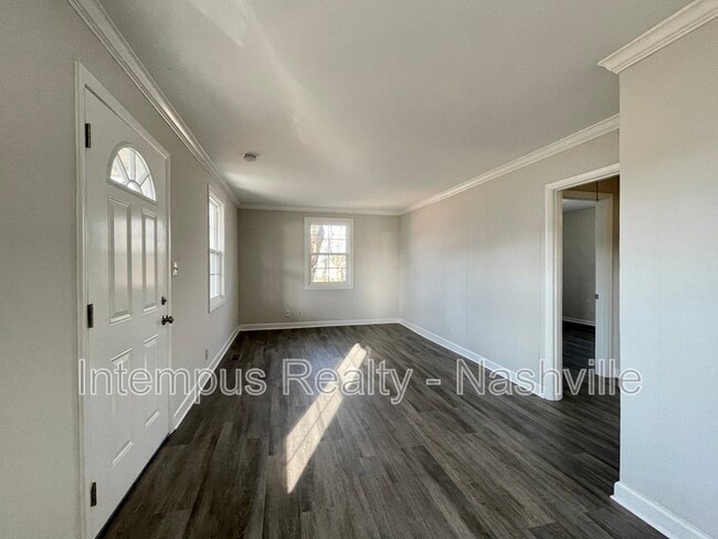 Photo - 109 W Trinity Ln House