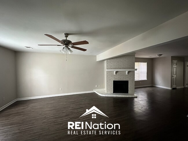 Foto del edificio - 3BR/3.5BA Cordova Rental with Wood Floors, Fireplace & Fenced Yard
