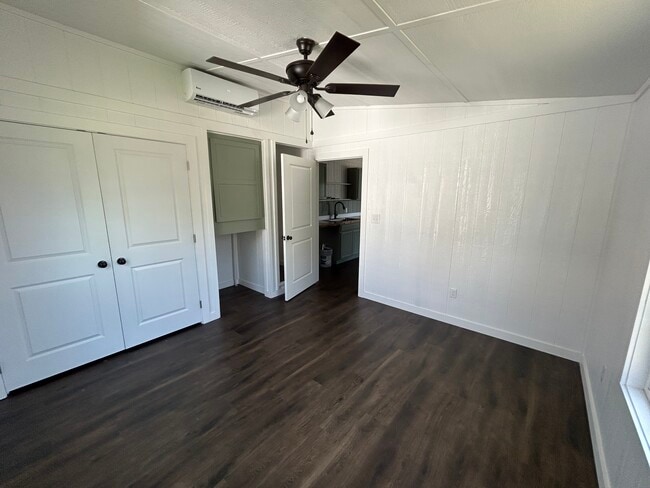 Building Photo - 305 W Broadway Ave