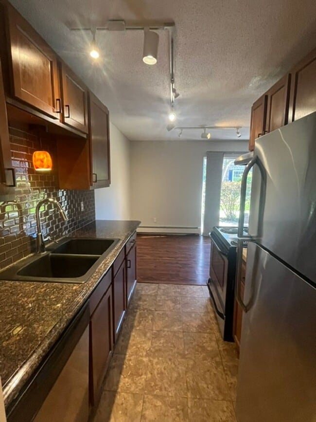 Building Photo - 2 Bedroom Unit in Hopkins