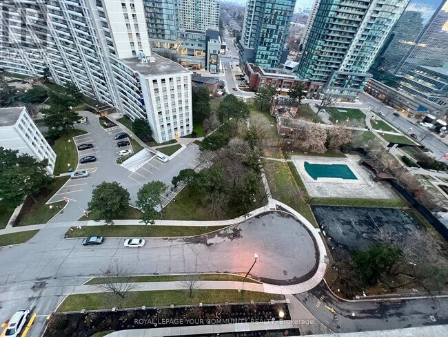 Photo du bâtiment - 233-1233 Beecroft Rd