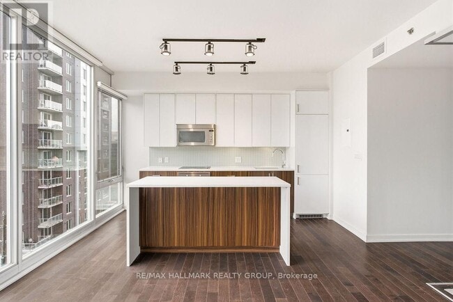 Building Photo - 300 Lisgar St