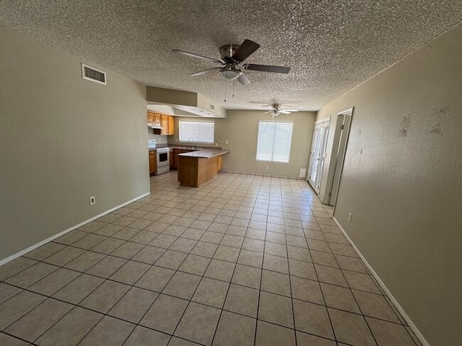 Building Photo - Peoria 3br House with Garage