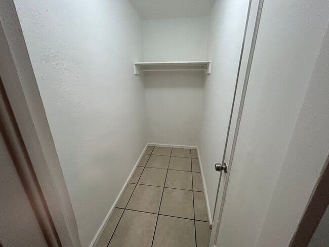 Foto del edificio - Spacious 1/1 one story unit in a small 18 unit complex.
