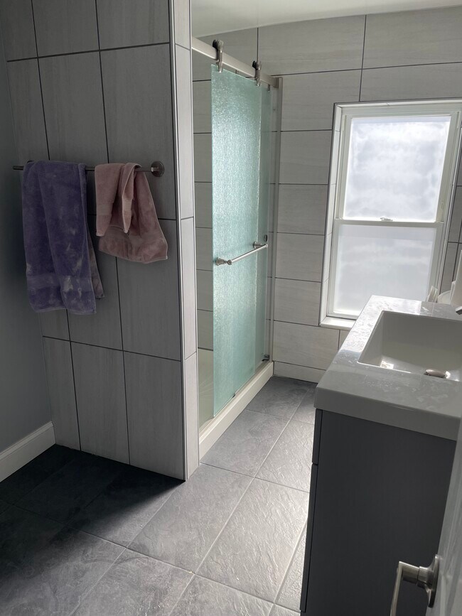 Bathroom #1 (Reverse) - 24 Highland Ave