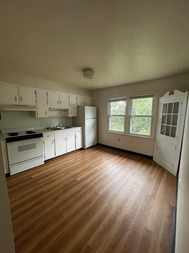 Building Photo - 1045 Moore St