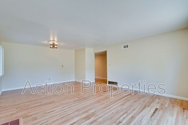 Building Photo - 834 Orange Ave