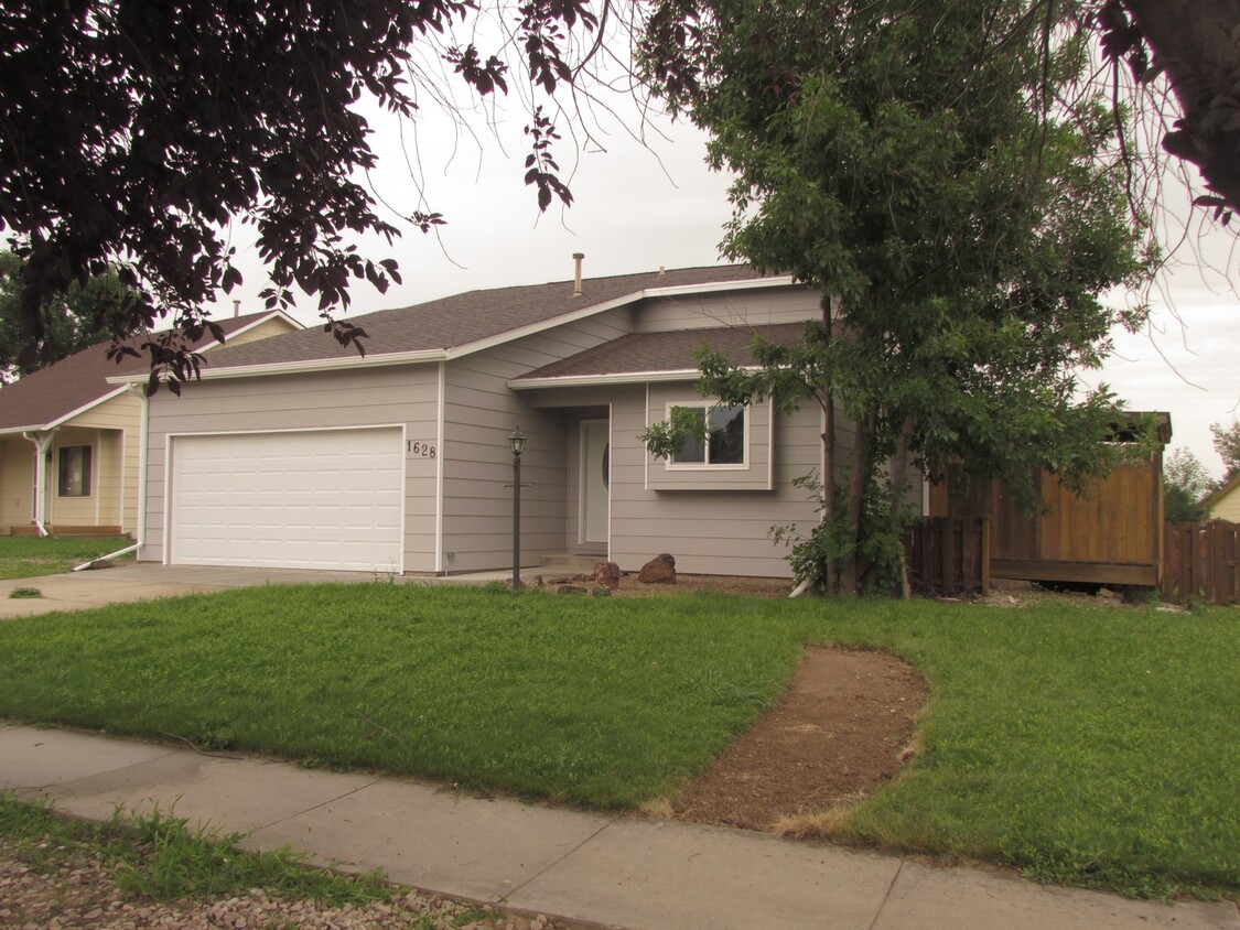 Primary Photo - 3 BEDROOM | 2 BATH | UPDATED | GARAGE | RA...