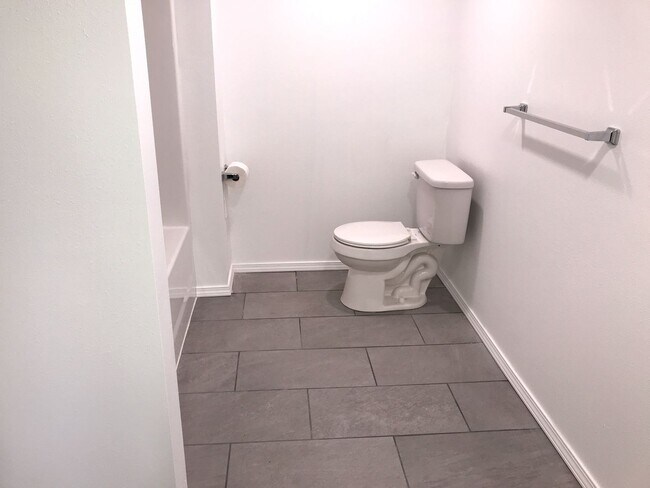 Foto del edificio - Loft Apartment/ Garage For Rent