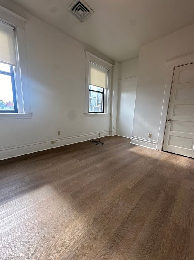 Building Photo - 2331 E Carson St
