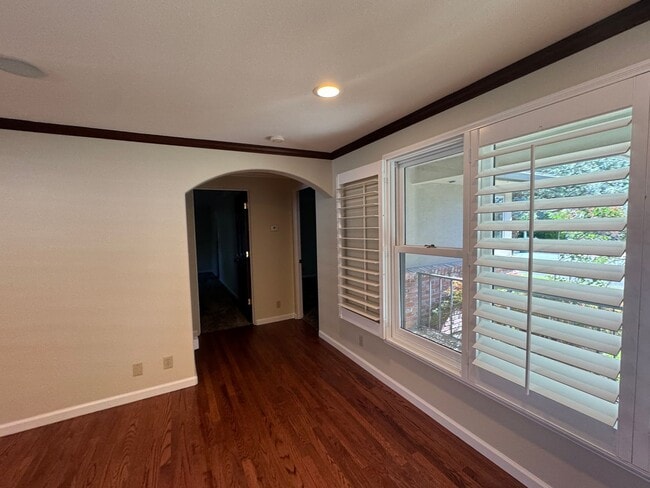 Building Photo - 255 Circle Dr