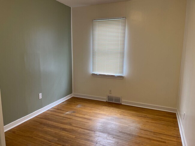 Photo du bâtiment - 3 Bed 1 Bath Unit in Lacombe, AB