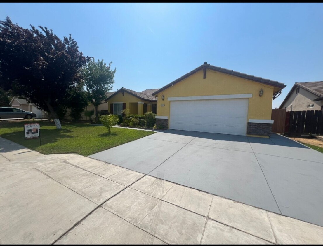 Foto principal - Welcome to this charming 3 bedroom, 2 bath...
