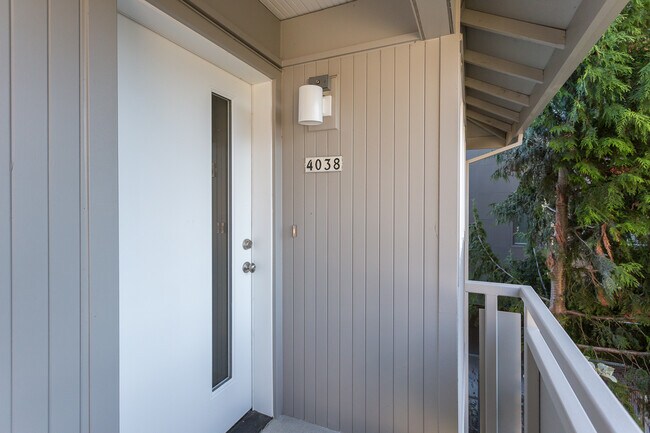 Building Photo - Close-In NE Portland – Modern, Energy-Efficient Duplex Unit LIKE NEW! – ½ Off First Month’s Rent!