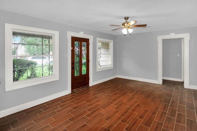 Building Photo - 110 Pamellia Dr