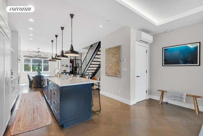 Building Photo - 164 Diamond St