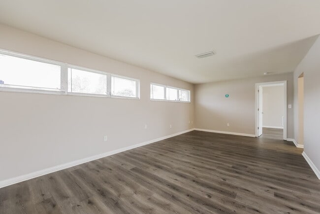 Foto del edificio - 502 Leeland Heights Blvd E