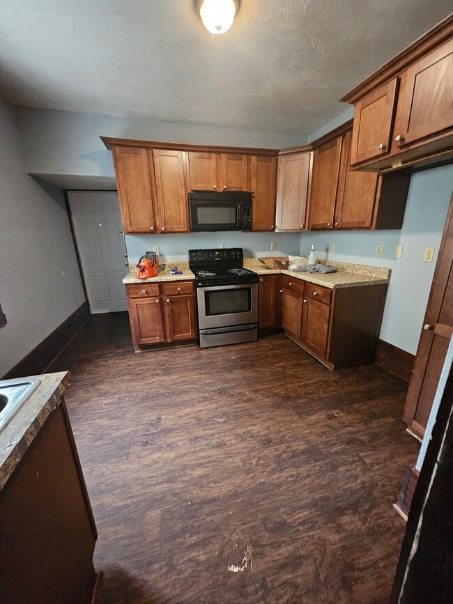 Building Photo - Lower 2 bedroom unit East Side