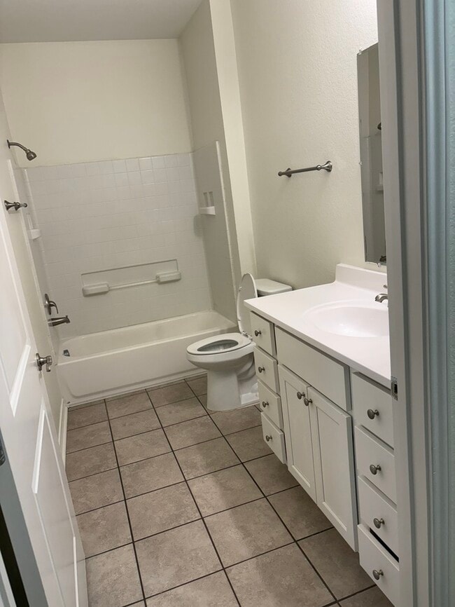 Foto del edificio - 914 Country Club Dr