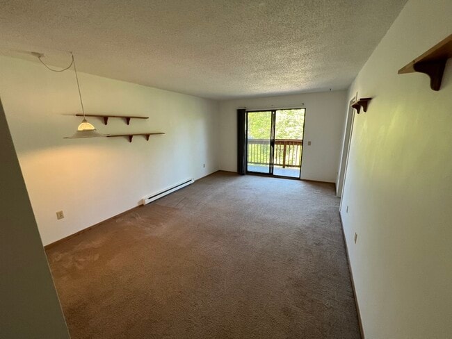 Building Photo - 4728-4728 Uplands Dr