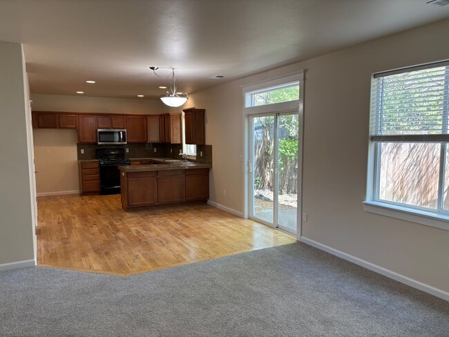 Building Photo - Newly updated home in SW Bend with large b...