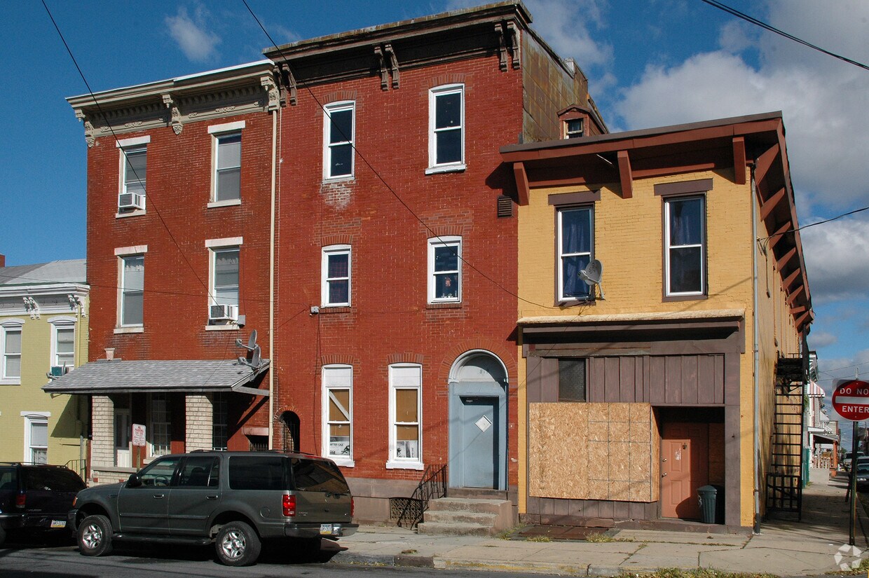Primary Photo - 819 Elm St
