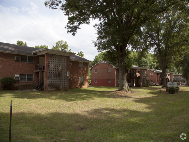 Building Photo - Colonial Estates