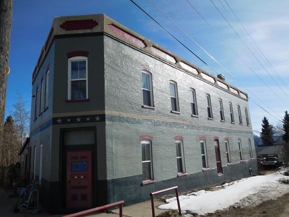 Foto principal - 147 E 3rd St
