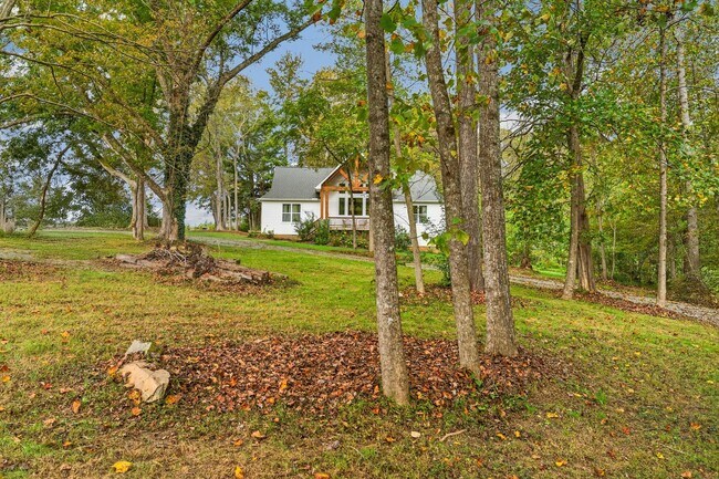 Building Photo - PARK FLEX STAYS-Peaceful 3 Bed, 2 Bath Cou...