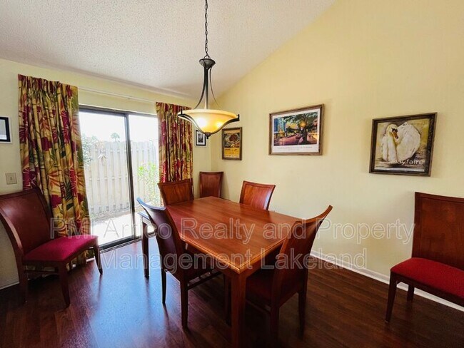 Building Photo - 3943 Oak Loop