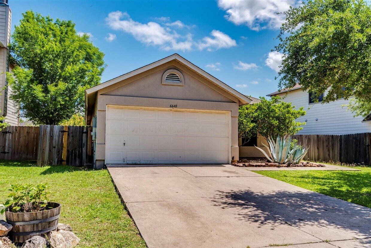 Primary Photo - Beautiful Home in Southeast Austin – Pool ...