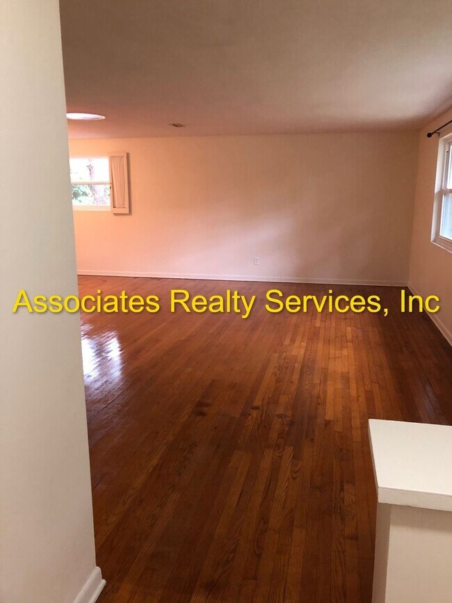 Building Photo - NEWLY REMODELED, 4br/2b in quiet neighborh...