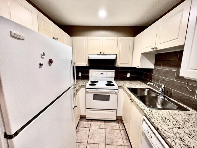 Building Photo - 511 7th Av W