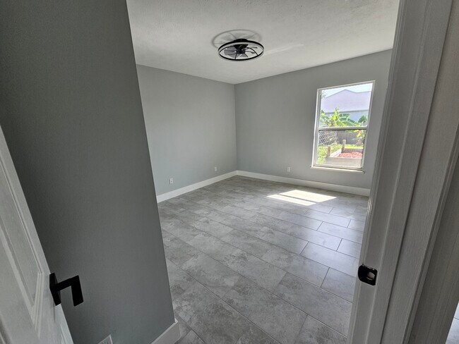 Building Photo - 1358 SW Del Rio Blvd