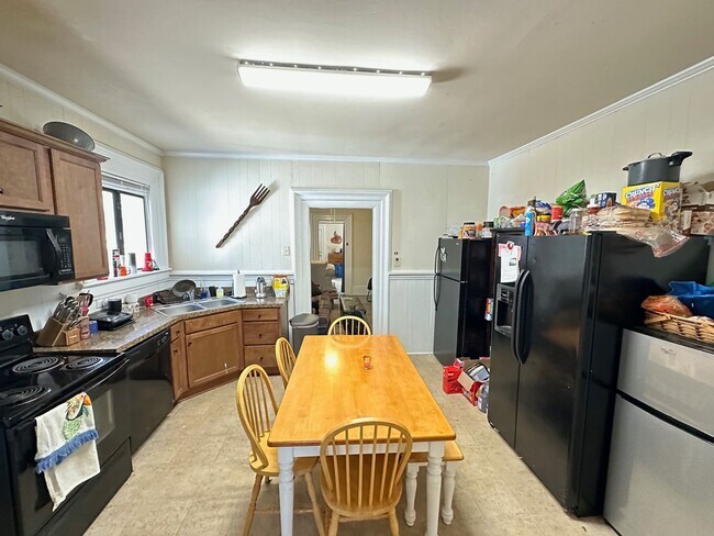 Foto del edificio - Four Bedroom on Carr St.
