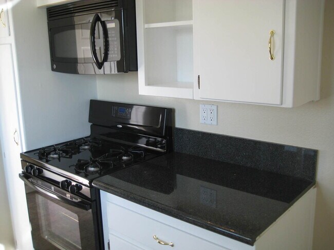 Building Photo - Charming Home or Rent Two, on Quiet Cul de...