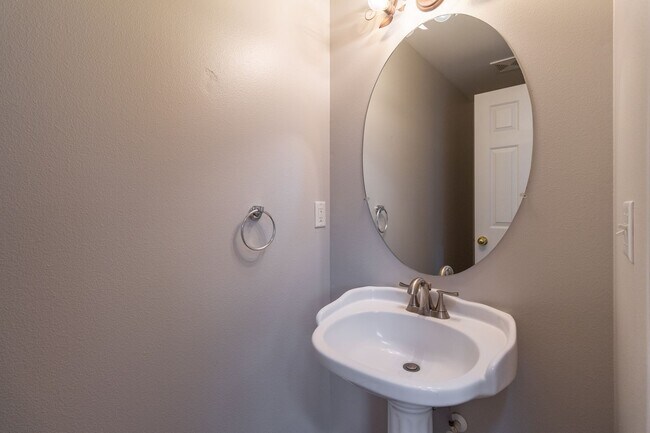 Building Photo - Beautiful 4 bedroom 2.5 bathroom home-RV P...