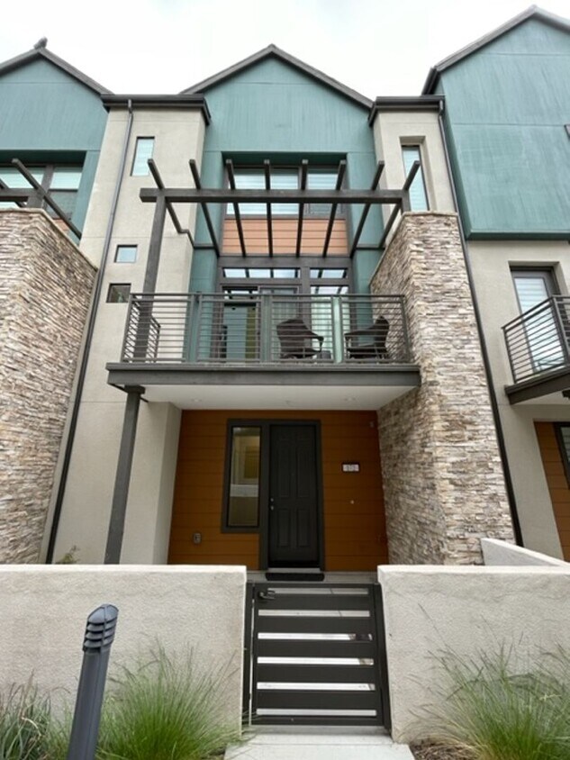 Foto principal - Newer Upscale Townhome in the Great Park Area