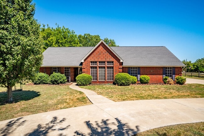 Building Photo - 800 Oak Ln Dr