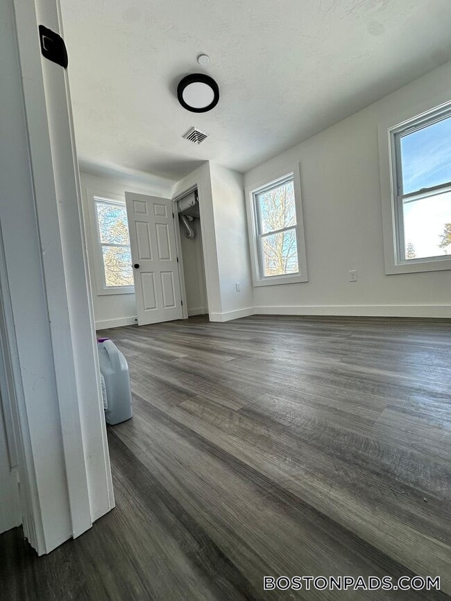 Foto del edificio - 211 S Main St