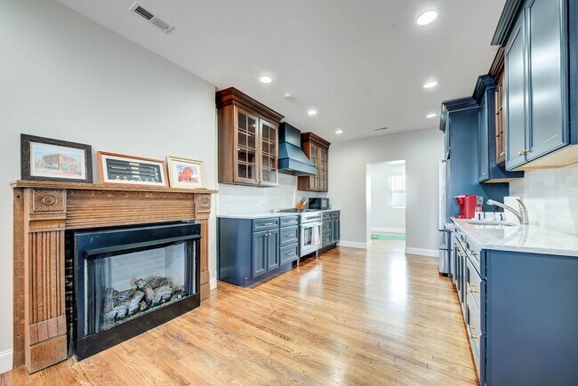 Foto del edificio - CONDO ON THE HILL 3 BED 1 BATH - Hardwood Floors & Renovated Luxury Kitchen