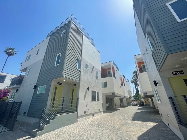 Building Photo - 962 N Normandie Ave