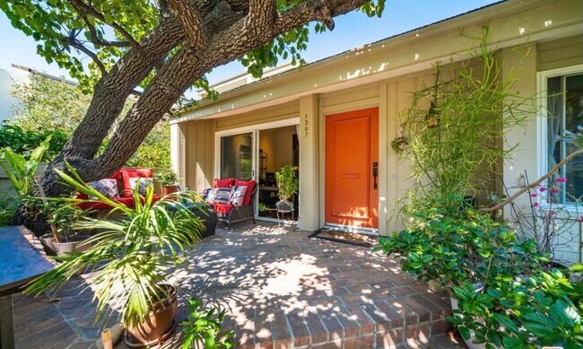 Building Photo - 1397 Palisades Dr