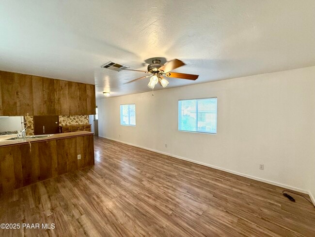 Building Photo - 950 Tumbleweed Dr