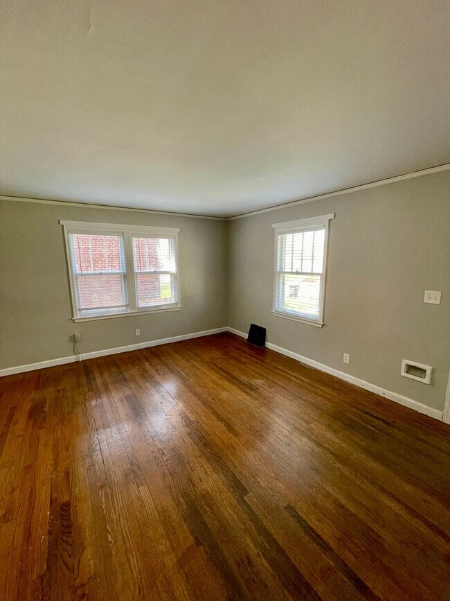Building Photo - Spacious 2 Bedroom, 1 Bath Home Available ...